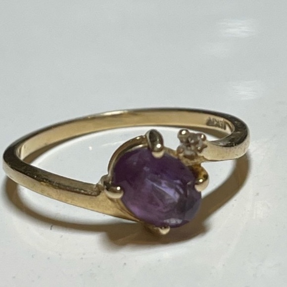 Vintage 14kt Yellow Gold Amethyst & Clear Stone Ring -
Size 6
Good condition - Picture 3 of 6